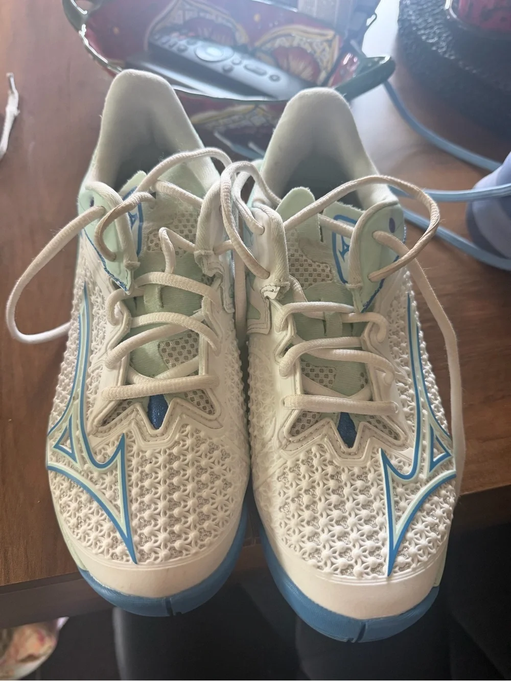 Mizuno Lightweight court Shoe in White & Light Blue